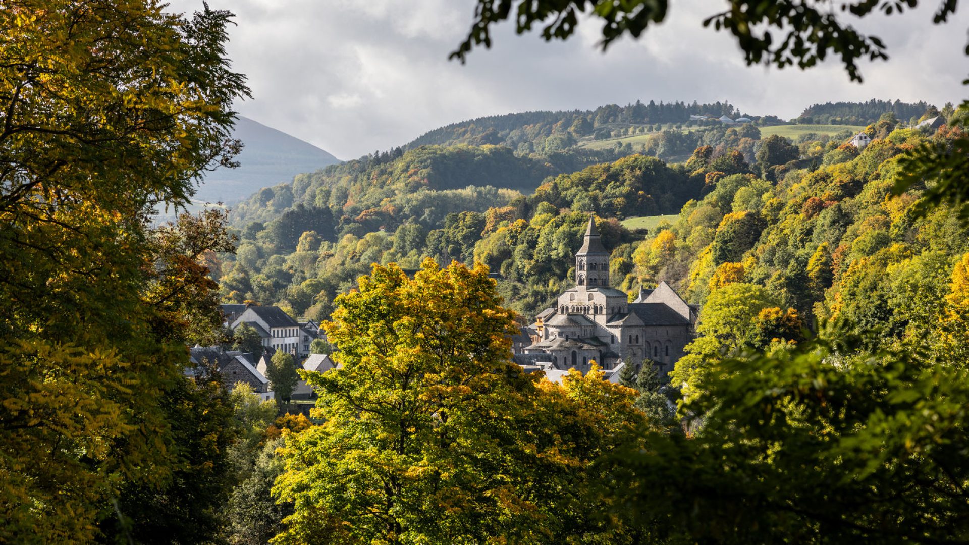 Orcival — vue sur le village et la basilique